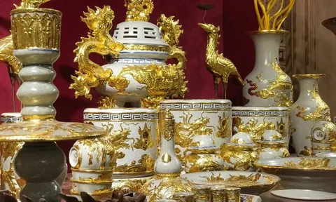 Choáng ngợp bộ đồ thờ tiền tỉ được dát vàng ròng ở làng gốm Bát Tràng